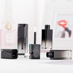 หลอดลิปสติกสี่เหลี่ยมพร้อมแปรง